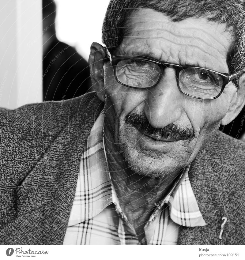 Mahmut Mann Zeit Türkei Istanbul Brille Oberlippenbart Anzug Fröhlichkeit Erwartung Hemd alt Nase entspant Falte Schwarzweißfoto kariert