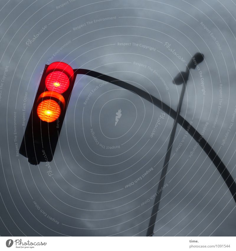 geometrisch | pole position • Ampelanlage rot-gelb vor Himmel mit dunkelgrauen Wolken Verkehr Verkehrszeichen Verkehrsschild Straßenbeleuchtung leuchten
