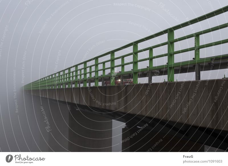 Aus dem Nichts kommen... Nebel Brücke Bauwerk Geländer Verkehr Verkehrswege Straßenverkehr Autofahren Autobahn PKW Beton Metall hoch grün Konzentration