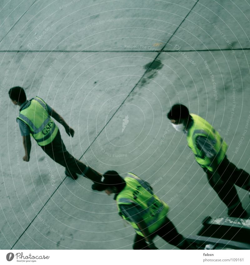 ON A PLANE Personal 3 Mann gelb Jacke überwachen retten Luft Luftverschmutzung Atemschutzmaske Beton transferieren Asien Industrie Flughafen Bodenbelag