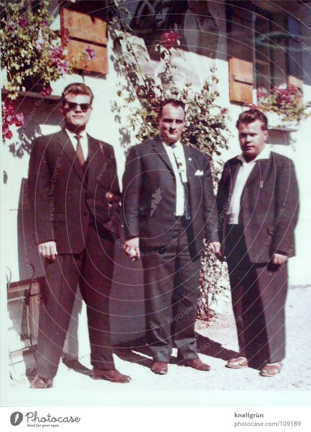 Der gutausehende ist mein Papa Mann Anzug 3 Haus Sechziger Jahre Sonnenbrille Sommer Schwarzweißfoto feingemacht Coolness