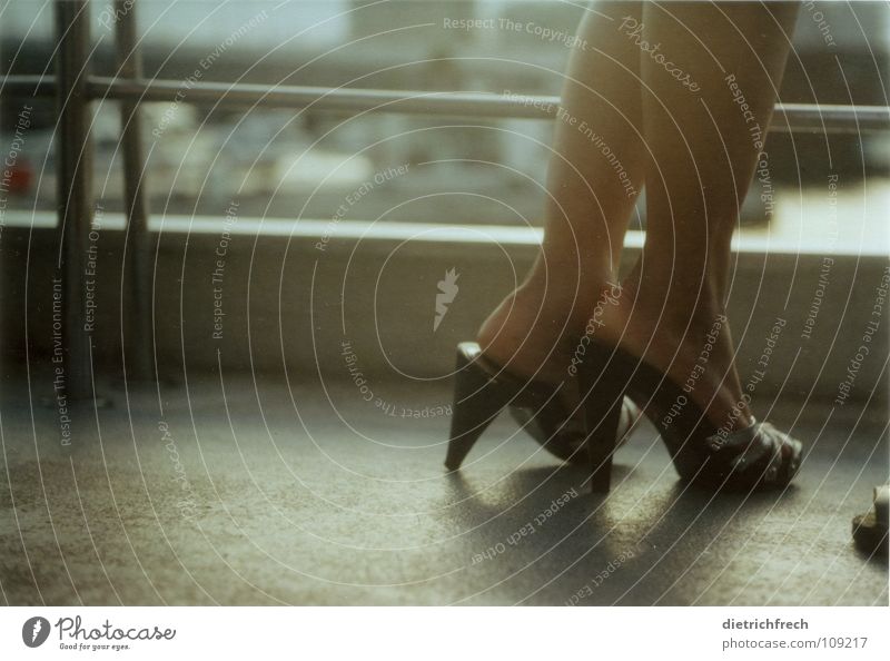 Luzi und Dietmar Damenschuhe verlegen schwarz Licht ohne Flirten Körperhaltung Wasserfahrzeug dunkel Sommer silber Treppenabsatz Schatten Beine Fuß Haut