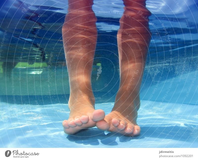 Abkühlung Freizeit & Hobby Spielen Schwimmen & Baden Schwimmbad Sommer Sonne Kind Beine Fuß 1 Mensch 8-13 Jahre Kindheit Wasser Schönes Wetter Wärme Erholung