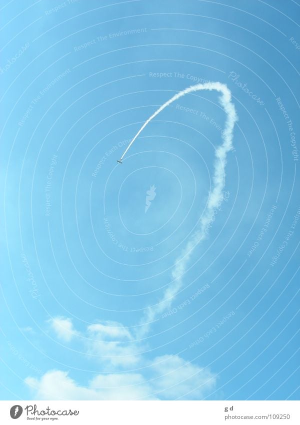 Es war einmal der Traum vom Fliegen... Wolken Flugzeug Geschwindigkeit weiß Modellflugzeug Luftverkehr Himmel blau Rauch Kurve