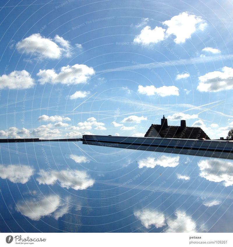 Chaos Wolken Haus Dach Fenster Reflexion & Spiegelung Baum chaotisch durcheinander Streifen Flugzeug Himmel blau Kondenstreifen Schornstein sky clouds airplane