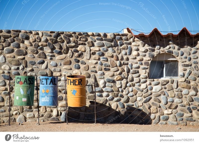 mülltrennung. Häusliches Leben Haus Beruf Himmel Wolkenloser Himmel Schönes Wetter Namibia Afrika Dorf Hütte Bauwerk Gebäude Mauer Wand Fassade Fenster Dach