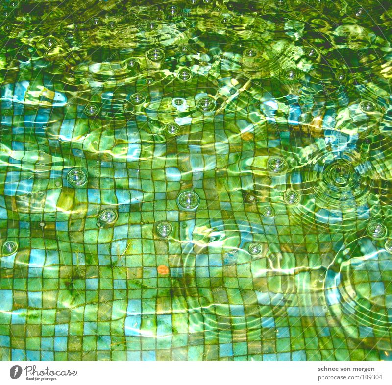 steter wandel Brunnen grün glänzend Wellen Geplätscher schimmern Mosaik Wasser blau hell Hintergrundbild Wasseroberfläche Fliesen u. Kacheln blau-grün grün-blau