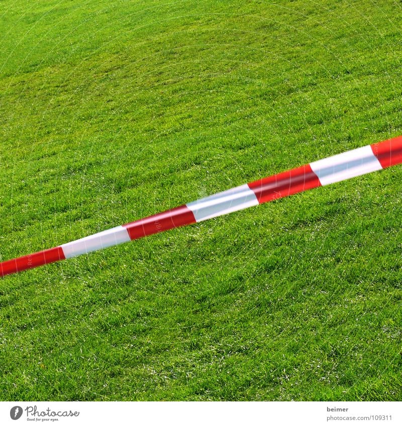 Spielen verboten Rasen Sportrasen Barriere Schnur grün Wiese Gras Sportplatz gestreift rot weiß diagonal Hintergrundbild