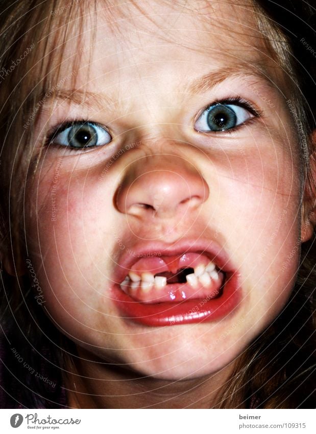 kleiner Teufel Kind fletschen Wut Zahnlücke gefährlich Ärger Gesicht Magenknurren zahnlos Auge Respekt beißen Zähne