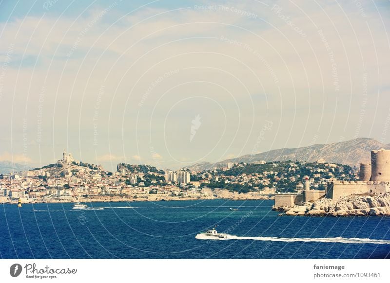 Blick auf Marseille Landschaft Schönes Wetter Küste Meer Insel heiß schön Südfrankreich Hafenstadt Wasserfahrzeug Château d'If blau marineblau