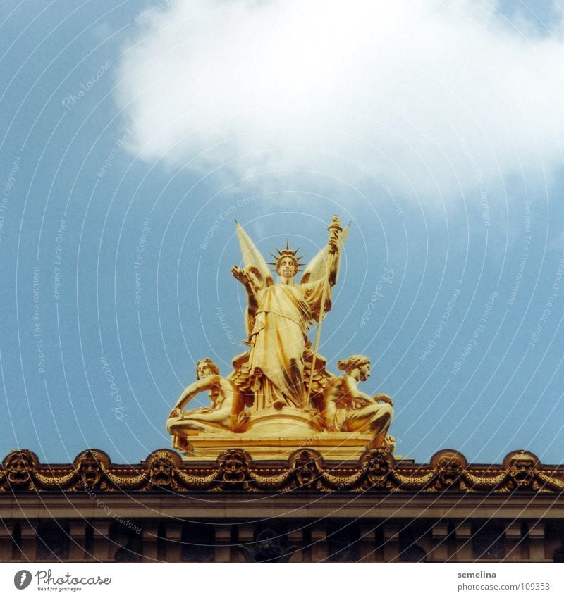 Pariser Opernengel Statue Dach Wolken Kunst Kostbarkeit erhaben unten Reichtum Podest Detailaufnahme Kunsthandwerk Kultur gold Engel Himmel abwärts