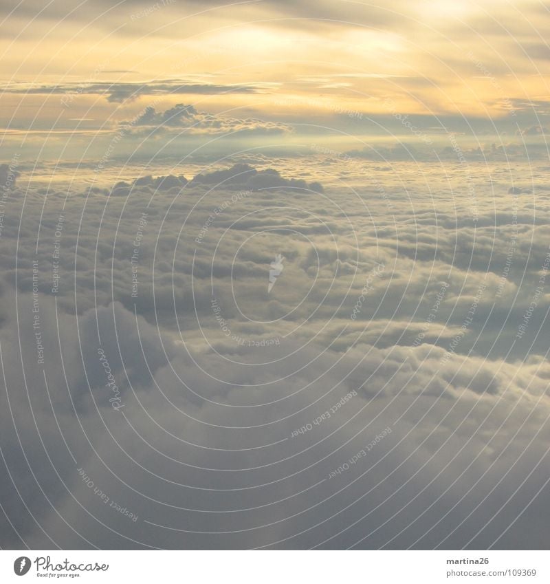 Cloud number 9 Wolken über den Wolken schlechtes Wetter fluffig weich Sehnsucht Vogelperspektive Himmel himmlisch Menschenleer Einsamkeit außergewöhnlich