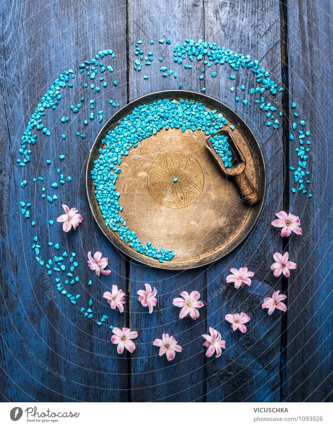 Schüssel mit blue Badesalz, Schaufel und Blumen. elegant Stil Design Gesundheit Wellness Wohlgefühl Erholung Meditation Kur Spa Massage Hintergrundbild Duft