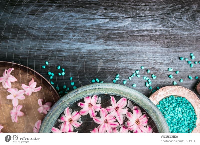 Spa Set mit blauem Badesalz elegant Stil Design schön Körperpflege Wellness Erholung ruhig Duft Kur Blüte aromatisch Blume genießen Extrakt Meersalz
