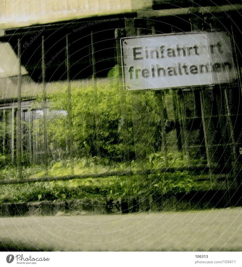 RUNAWAY DREAMER Einfahrt Zaun verschoben Alkoholisiert Frieden grün Gitter Warnschild Hinweisschild Bremen Bürgersteig weiß schwarz Buchstaben gefangen 2