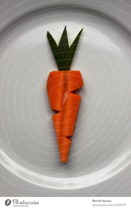 Diät Lebensmittel Gemüse Ernährung Fingerfood grün orange weiß lustig Logo Möhre Zucchini Teller Keramikteller Reflexion & Spiegelung schnitzen zuschnitt