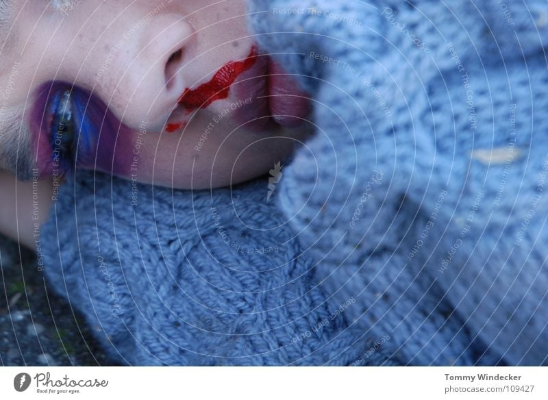 Schock Kind Nasenbluten Seitenlage Heftpflaster verbinden Gesundheitswesen Sanitäter Wunde Versorgung gefährlich Unfall Zellstoff Rettung Autounfall Verkehr