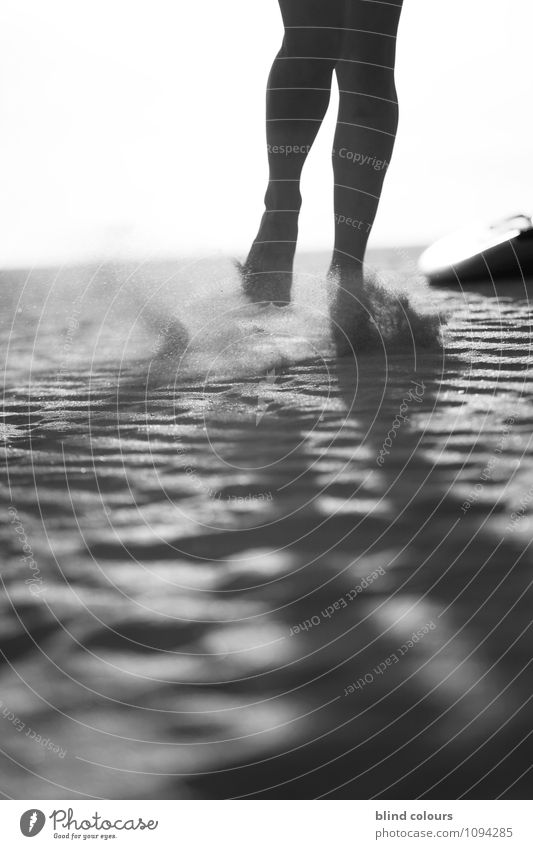 grain de sable Kunst ästhetisch Zufriedenheit Beine 2 Sand Frauenbein wehen laufen Joggen sportlich Fuß schreiten Wüste Schwarzweißfoto Außenaufnahme