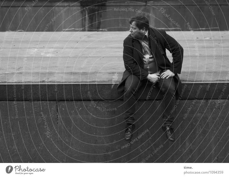HMV | Lage peilen maskulin Mann Erwachsene 1 Mensch Bauwerk Ruine Wege & Pfade Bahnsteig Jeanshose Mantel kurzhaarig beobachten Blick sitzen warten