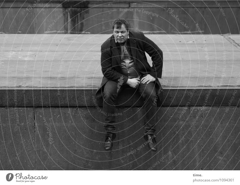 HMV | . maskulin Mann Erwachsene 1 Mensch Bauwerk Bahnsteig Jeanshose Mantel kurzhaarig beobachten Blick sitzen warten dunkel historisch trashig Stadt