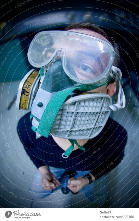 vorschriftsmäßig atmen frisch Luft dreckig rein gefährlich verseucht Porträt Mann Sauerstoff Atemschutzmaske Umwelt Fischauge Arbeit & Erwerbstätigkeit Maske