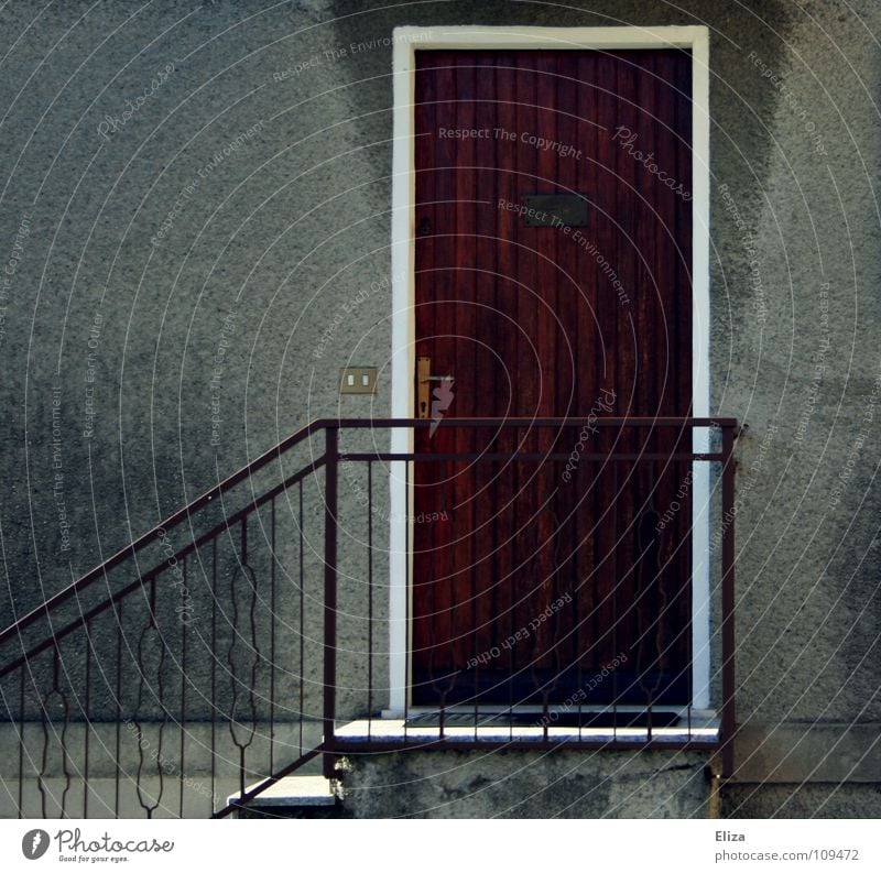 Vor verschlossener Tür. Haus Putz Holz Italien geschlossen Gebäude Wand Geländer alt Klingel schäbig Häusliches Leben