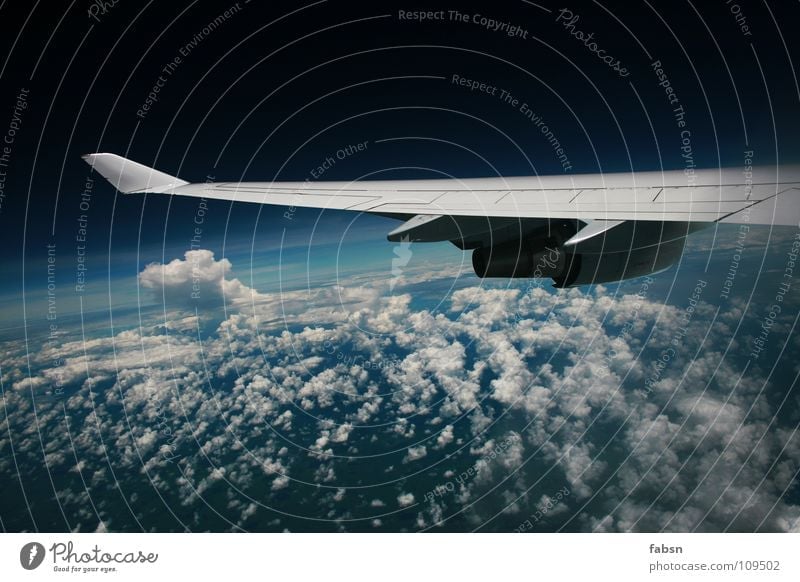 ON A PLANE III Flugzeug Wolken Ferne Unendlichkeit tief Geschwindigkeit kalt Triebwerke Angst Panik Vertrauen Asien Luftverkehr Himmel fliegen hoch frei