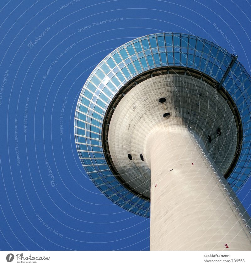 Unbekanntes Flugobjekt. Sommer Gebäude Rheinturm Fenster Reflexion & Spiegelung Architektur Himmel blau Schönes Wetter Klarheit gutes Wetter Düsseldorf Turm