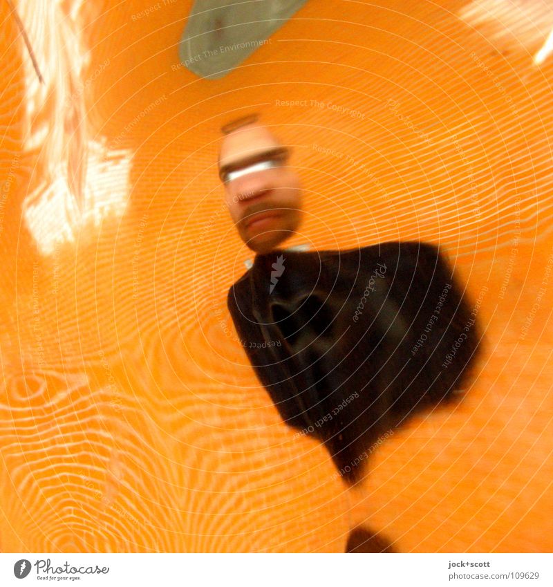 Verzerrtes Portrait Mann 1 Mensch 30-45 Jahre Wand Spiegelbild träumen hässlich lustig verrückt trashig orange Gefühle Nervosität verstört erleben Identität