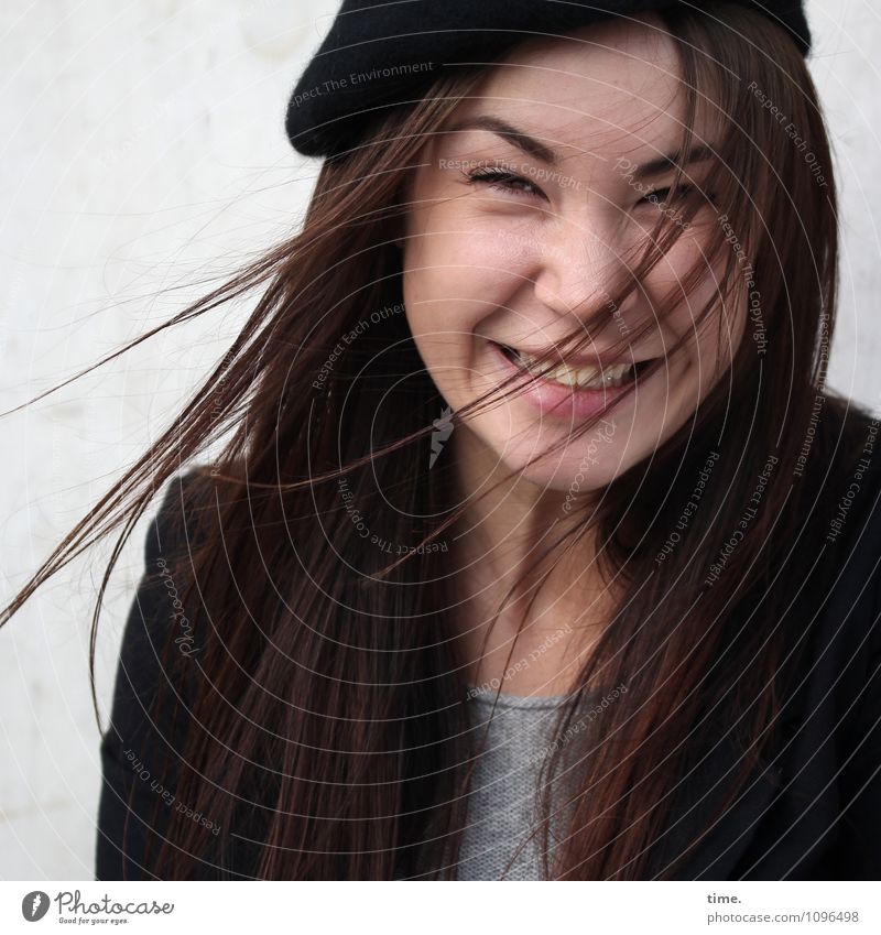 Yuliya feminin Junge Frau Jugendliche 1 Mensch T-Shirt Jacke Mütze brünett langhaarig beobachten Erholung lachen Blick Fröhlichkeit schön Freude Lebensfreude