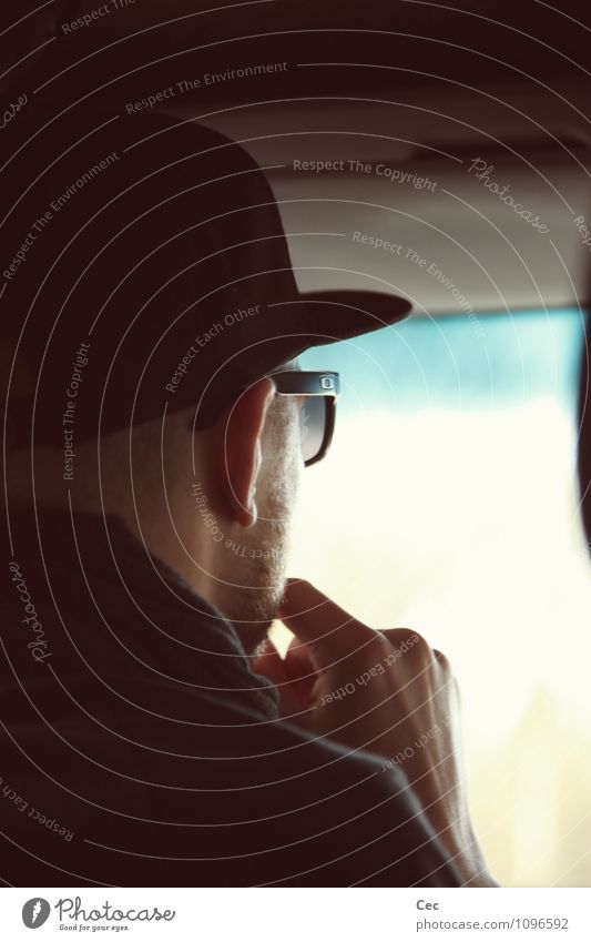 DJ Diskjockey Bildschirm Projektionsleinwand maskulin Junger Mann Jugendliche Kopf Fenster Autofahren Sonnenbrille Mütze Blick schwarz Coolness Konzentration