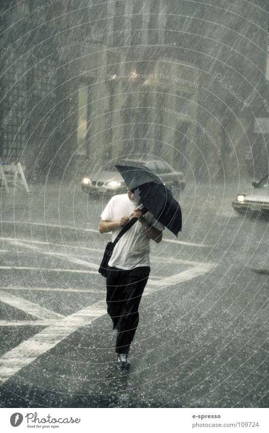 The Raining Man, Soho, New York, N.Y. New York City Kunst Manhattan Sturm nass Freude Mensch Regen Wasser Fotokunst