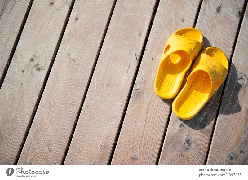 Badeschlappen am Steg Lifestyle Freude sportlich Wellness ruhig Schwimmen & Baden Freizeit & Hobby Sonnenlicht Sommer See Terrasse Fußgänger Schuhe gelb