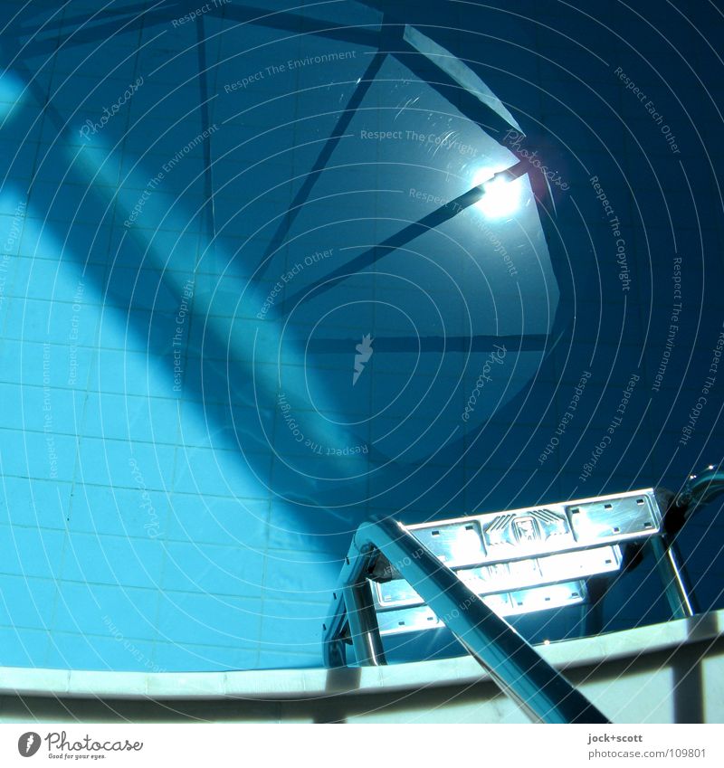 Swimmingpool Wellness Ferien & Urlaub & Reisen Sonne Schwimmbad Schönes Wetter Architektur modern Wärme blau Sauberkeit Fliesen u. Kacheln Schattenspiel