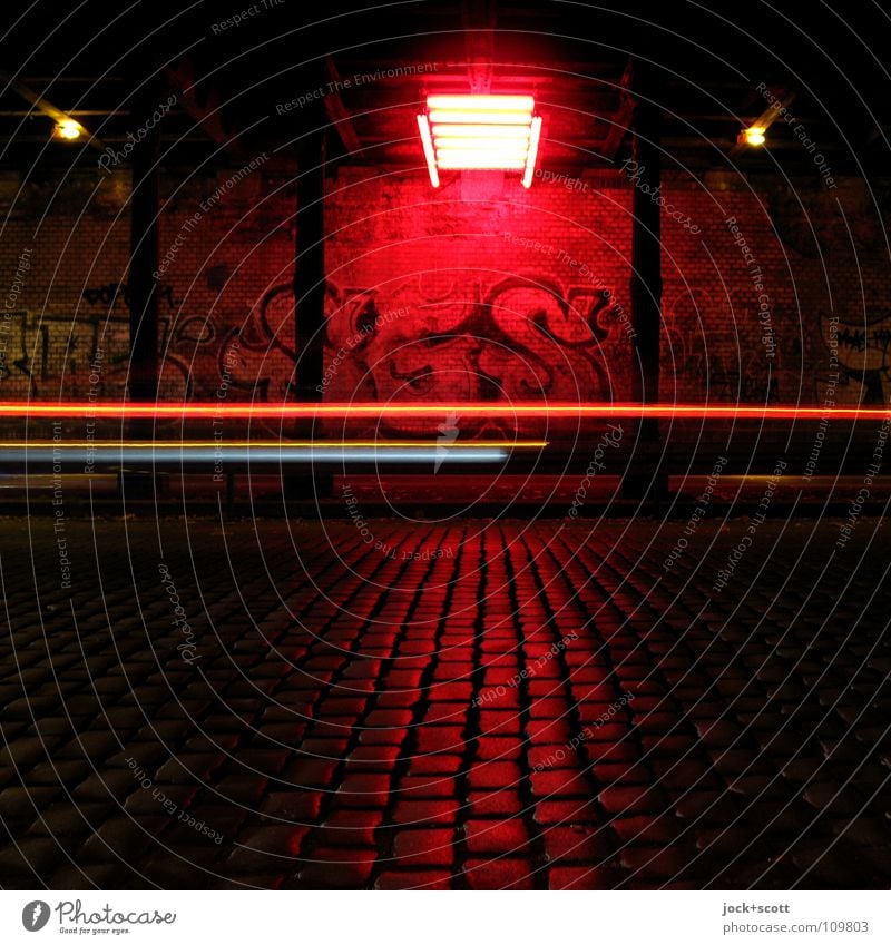 Raumflucht im Tunnel Wand Verkehrswege Straße Graffiti leuchten dunkel Geschwindigkeit rot Kunst Lichtinstallation Säule Beleuchtung Kopfsteinpflaster