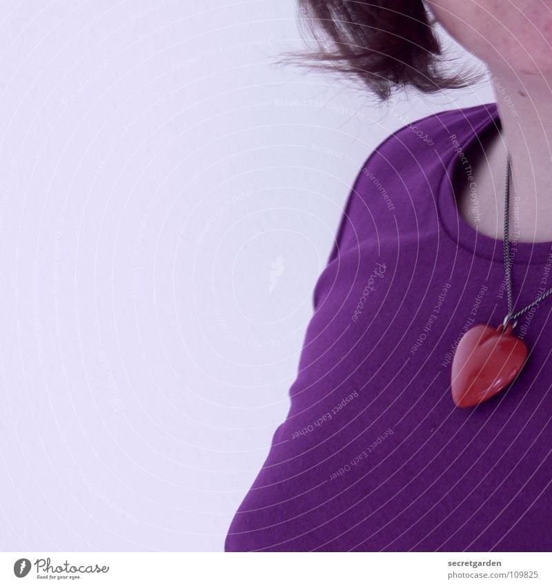 violetta III Frau Fliederbusch rot T-Shirt Kinn Selbstportrait ernst Schmuck Kurzhaarschnitt Wand weiß Torso Mensch Bekleidung Symbole & Metaphern Raum kalt