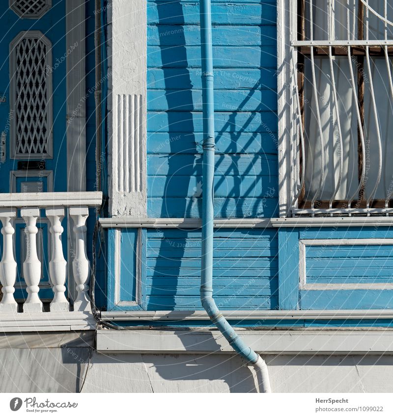 Frisch gestrichen Istanbul Altstadt Haus Bauwerk Gebäude Fassade Balkon Fenster Dachrinne ästhetisch Freundlichkeit Fröhlichkeit frisch historisch blau weiß