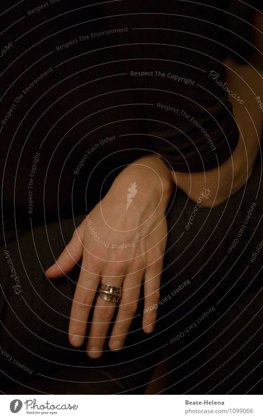 Reich mir die Hand, mein Leben ... schön feminin Finger Schmuck Ring Zeichen berühren Bewegung Erholung festhalten Kommunizieren ästhetisch glänzend dünn braun