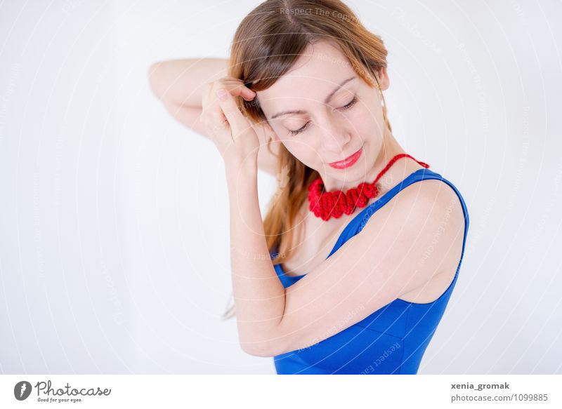 blaues Kleid, rote Kette Lifestyle elegant Stil Design Freude schön Körperpflege Haare & Frisuren Haut Gesicht Gesundheit Erholung ruhig Freizeit & Hobby