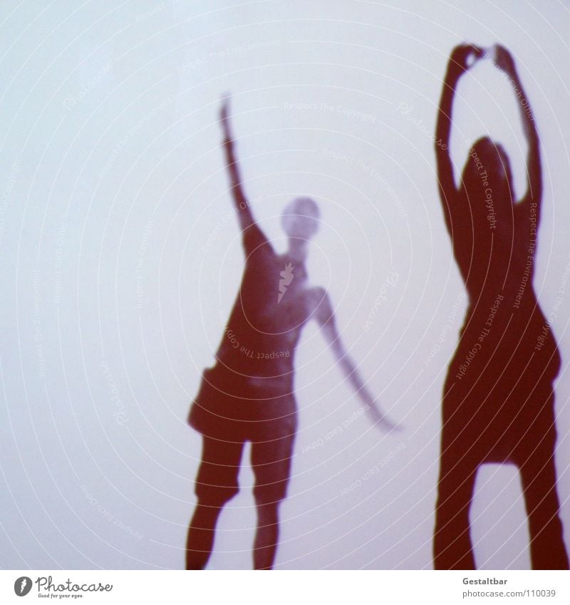 Schattenspiel 12 Frau feminin Silhouette Fotografieren geheimnisvoll stehen gestaltbar Ausstellung Projektionsleinwand Bewegung Freude Arme heben Verkehrswege