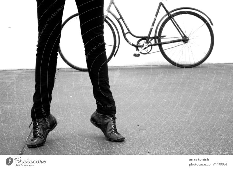 Lange Beene lang schwarz weiß Hose Schuhe Schuhbänder Frau Fahrrad fahren Nostalgie Zehenspitze Balletttänzer stehen kalt Stiefel Pedal Jugendliche Beine