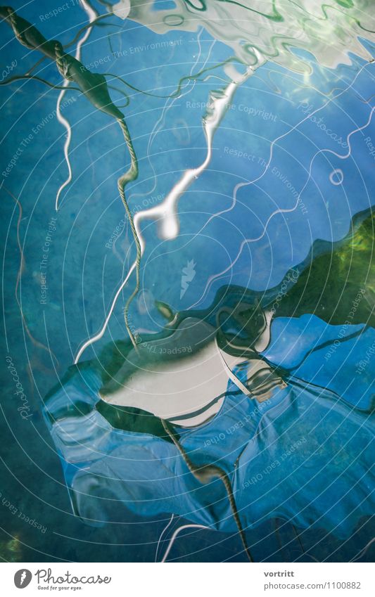 aus der Tiefe Gemälde Umwelt Urelemente Wasser Schifffahrt Segelschiff Bewegung blau bizarr Reflexion & Spiegelung Verzerrung Seil Mast Farbfoto Gedeckte Farben