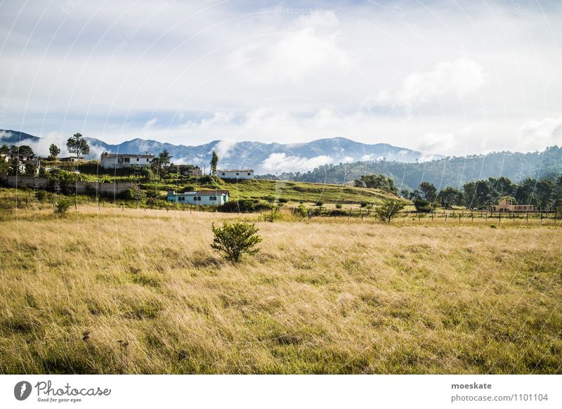 Huehuetenango, Guatemala Wolken Hügel Berge u. Gebirge grün Hochebene Feld Dorf HueHuetenango Farbfoto Gedeckte Farben Außenaufnahme Menschenleer