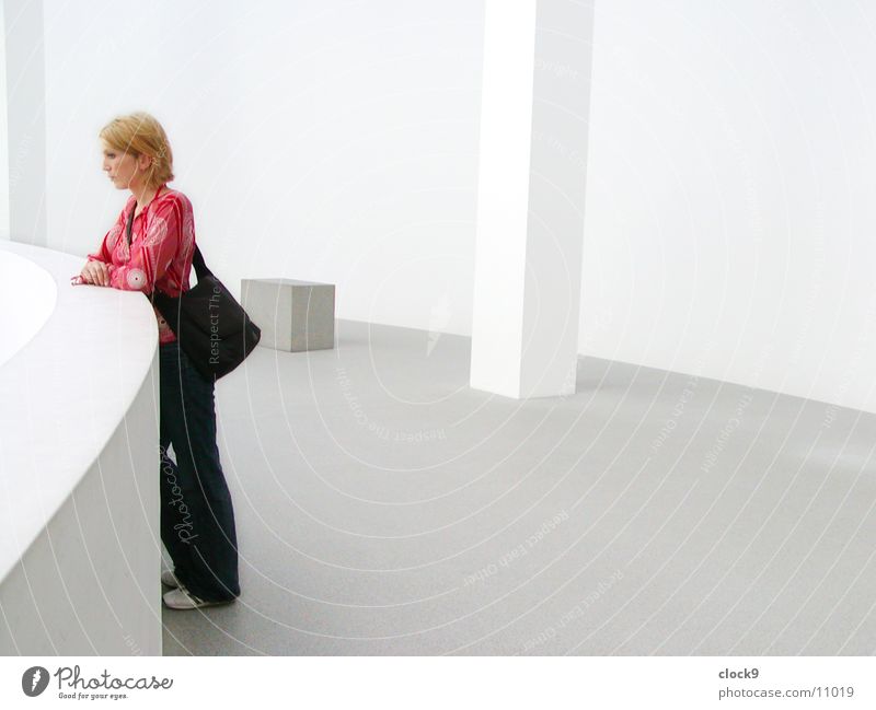 Frau und Raum München weiß rein Licht Ausstellung Pinakothek hell Blick Einsamkeit