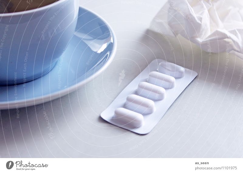 Grippewelle Tee Tasse Behandlung Krankenpflege Krankheit Allergie Medikament Arzt Gesundheitswesen Taschentuch Tablette authentisch hell blau weiß ruhig
