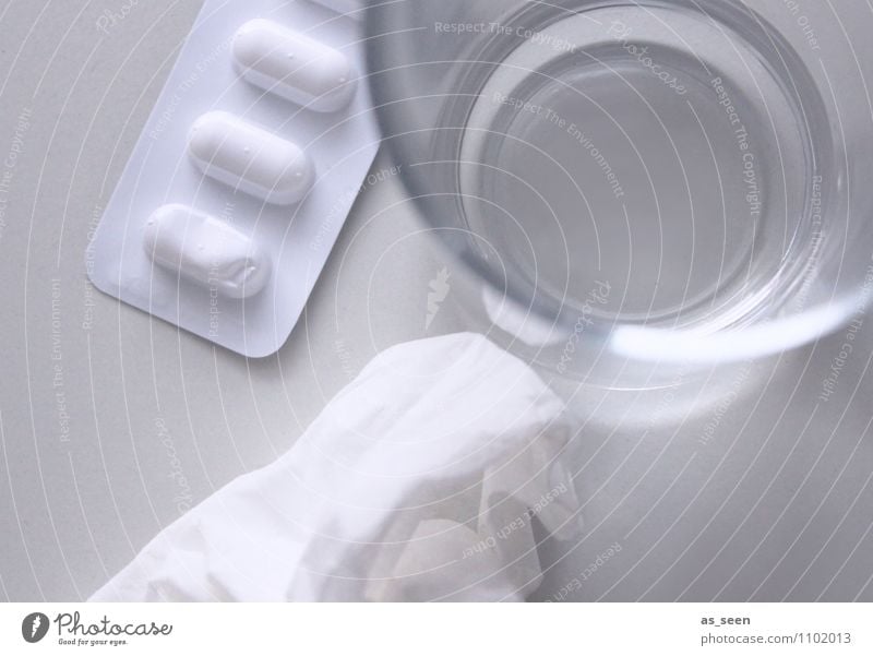 Kopfschmerz Wasserglas Gesundheitswesen Behandlung Krankenpflege Rauschmittel Medikament Arzt Tablette Taschentuch liegen authentisch fest Flüssigkeit hell