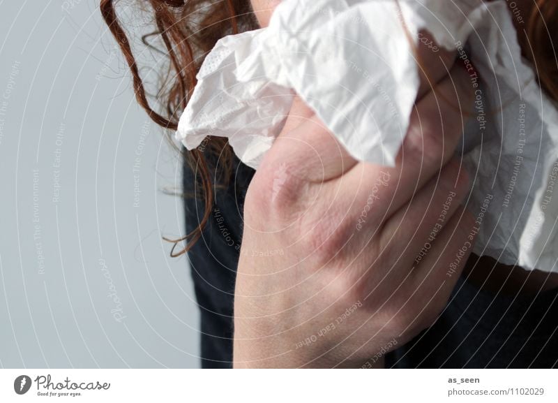 Infektionsgefahr Gesundheitswesen Frau Erwachsene Leben Nase Hand 1 Mensch Taschentuch authentisch Ekel Krankheit schleimig Traurigkeit Trauer Schmerz Erkältung