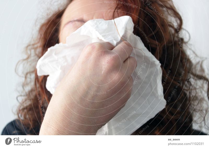 Hatschi!! Frau Erwachsene Leben Nase Hand 1 Mensch Taschentuch authentisch frech Krankheit lustig Traurigkeit Trauer Schmerz Erkältung Gesundheitswesen Grippe