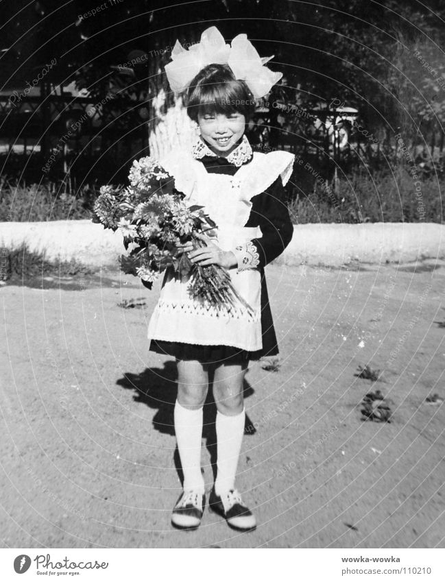 Erster Schultag Mädchen Blume Blumenstrauß Schleife Herbst Kind Schuluniform Schule Erste schul tag