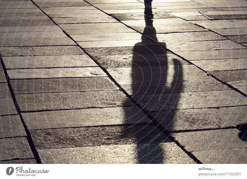Kontaktverbot Mensch 1 Einsamkeit Schatten Schattendasein Schattenspiel Platz Spaziergang Stadtbewohner Stadtbummel Krimi einzeln Bodenplatten allein sonnig